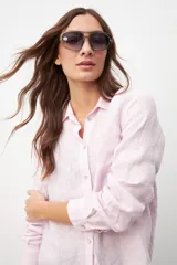 Camisa de manga larga color rosa pastel, con cuello clásico y cierre frontal con botones.