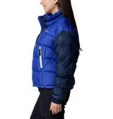 Campera puffer corta Columbia Pike Lake II Cropped para mujer, color azul con detalles en azul marino y cremalleras amarillas. Cuenta con tecnología térmica reflectante Omni-Heat™, aislamiento de poliéster 100 % reciclado, puños con forro de jersey, protector de mentón, cremallera central delantera de doble dirección, bolsillo interior de seguridad, bolsillos laterales con cremallera, puños elásticos y dobladillo ajustable con ceñidor. Tratamiento duradero repelente al agua sin PFC.