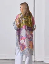 Kimono tejido con estampado patchwork multicolor, de mangas cortas amplias y corte suelto.