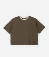 Remera color verde militar de viscosa, con mangas cortas y cuello redondo de punto a rayas horizontales en blanco y negro.