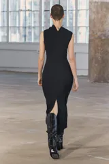 Vestido midi negro de cuello fluido y sin mangas. Detalle de tejido drapeado. Zara Woman Collection.