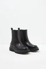 Botas Chelsea negras de cuero sintético con elásticos laterales, tirador trasero y suela track.