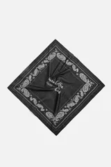 Pañuelo bandana de algodón color crudo con estampado de cachemira en negro.