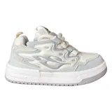 Zapatillas estilo skate en color blanco y gris con diseño moderno y suela gruesa.
