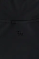 Campera deportiva negra de corte ajustado con cuello elevado, cierre frontal con protección para el mentón y bolsillos laterales con cierre. Mangas largas con abertura para el pulgar.