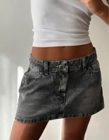 Minifalda de jean color gris oscuro con efecto lavado, corte recto y tiro bajo.