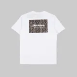 Remera blanca de manga corta marca Dickies, confeccionada en algodón. Tiene cuello redondo acanalado y logo estampado en el pecho.