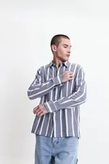 Camisa de manga larga color gris oscuro con textura a rayas, estilo rústico y fit regular.