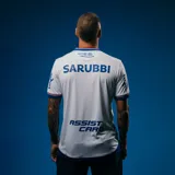 Camiseta de fútbol Umbro del Club Nacional de Football, modelo Home 2025. Diseño blanco con detalles en azul y rojo en cuello y mangas. Incluye logo de Umbro, escudo del club y sponsor Antel en el frente.