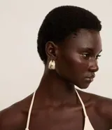 Par de caravanas tipo aros con revestimiento brillante color dorado. Cierre con tornillo. Fabricado con metal reciclado.