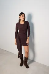 Vestido corto marrón con escote cruzado, drapeado lateral y mangas largas.