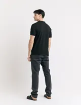 Remera manga corta con cuello mao y media botonadura, color azul.