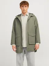 Parka térmica resistente al viento con capucha y cierre con cremallera. Cuenta con capucha ajustable con cordones, mangas largas con puños de canalé, cierre con cremallera y bolsillos frontales. Diseño largo con tapeta anti viento.