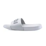 Ojotas Umbro de goma color gris claro, con logo de la marca en verde en la tira.