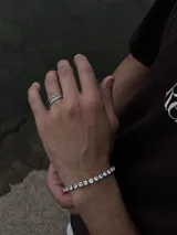 Pulsera plateada con engarce de circonias blancas.