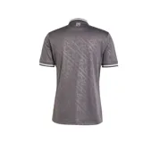 Camiseta de fútbol Adidas del Real Madrid, modelo Tercer Uniforme. Diseño gris con cuello polo, logo de Adidas y escudo del club en blanco. Estampado frontal con el sponsor Emirates Fly Better.
