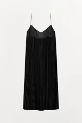Vestido midi negro de tejido plisado, con escote pico, tirantes finos ajustables y aplicación de encaje y bordados florales combinados a contraste.