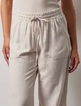 Pantalón de lino de corte recto con pretina elastizada, lazo de ajuste y bolsillos inclinados.