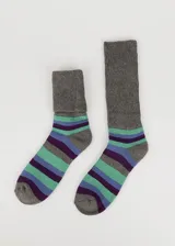 Medias de felpa gruesa con diseño a rayas horizontales en tonos gris, verde, azul y violeta.