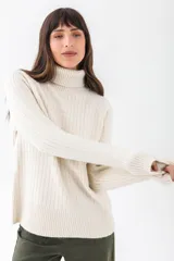 Polera de punto color crema, con cuello alto y manga larga, de diseño cómodo.