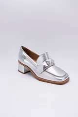 Mocasines de cuero color peltre con taco cuadrado y aplique geométrico al tono.