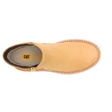 Botín Chelsea color tostado de cuero liso, con cierre lateral de cremallera dorada, plataforma con suela dentada y logo de la marca grabado en el lateral.