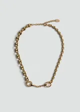 Collar dorado de eslabones con cierre de mosquetón y cadena ajustable. Diseño combinado con detalle de bocado de caballo en el centro.