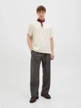 Remera color hueso de algodón con cuello redondo y manga corta. Estampado en la espalda con diseño de hojas de palmera y texto "Brezza Del Mattino Originals Summer Edition EST 1990".