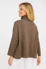 Polera color marrón con cuello alto, mangas largas y corte holgado.