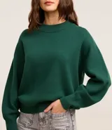 Buzo suéter femenino de tricot color verde esmeralda, con cuello redondo y puños ajustados. Confeccionado con viscosa certificada, poliéster y poliamida.