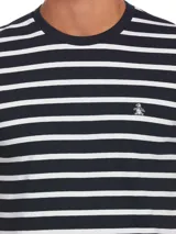Remera de hombre Original Penguin con diseño de rayas horizontales blancas y azul marino. Confeccionada en algodón orgánico, con tejido de punto jersey suave al tacto y cuello redondo acanalado.