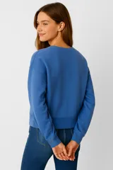 Buzo color crema con cuello redondo y estampado de langosta con texto en marrón.