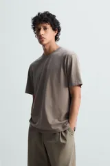 Camiseta blanca de algodón de peso medio, corte recto, cuello redondo y mangas cortas.