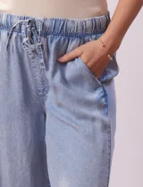 Pantalón cargo celeste de lyocell, con pretina elastizada con lazo de ajuste, bolsillos delanteros y laterales.
