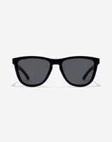 Gafas de sol unisex Hawkers modelo One Raw, de acetato color negro con lentes grises.