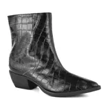 Bota corta negra de cuero con textura tipo piel de cocodrilo, punta fina y taco bajo.