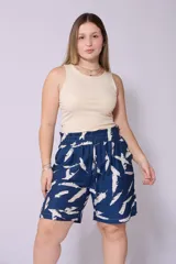 Bermuda de tiro alto con elástico fruncido y cordón ajustable en la cintura. Estampado de plumas blancas sobre fondo azul marino.
