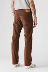 Pantalón de pana color marrón, corte recto, tiro medio y cinco bolsillos.