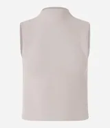 Blusa negra sin mangas de rib con cuello alto.