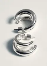 Pendientes de diseño de doble aro metálico en color plateado con cierre a presión.