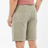 Bermudas color verde oliva con cintura elástica y cordones ajustables.
