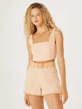 Top corto de tirantes anchos, color rosa pálido, con escote cuadrado.