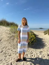 Vestido midi de mangas cortas con rayas horizontales en tonos celeste, blanco y beige.
