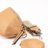 Bandolera color camel con correa ancha de tela estampada y monedero redondo extraíble.