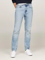 Jean de denim celeste con efecto desteñido, corte pitillo, talle alto y cinco bolsillos.