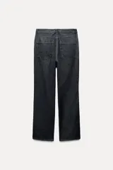 Pantalón de jean negro con corte recto, tiro medio, cinco bolsillos y detalle de banda lateral a contraste en color negro más oscuro.