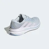 Championes de running Adidas Questar 3 con exterior de malla transpirable en color celeste, detalles en rosado y blanco, mediasuela Bounce 2.0 y suela de caucho.