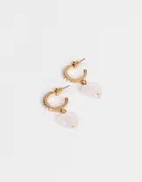 Aros dorados tipo argolla con strass y dije de piedra natural en forma de corazón.