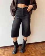 Bermuda de jean negro con corte ancho a la rodilla.