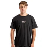 Remera negra de manga corta con cuello redondo y estampado pequeño en el pecho con una flor y letras en color rosa.